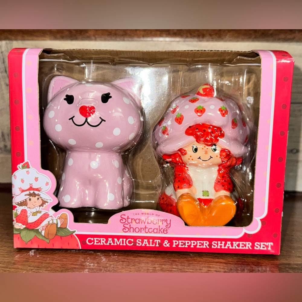 Cute 🥰 Strawberry 🍓 Shortcake & Custard 🐈 Ceramic Salt and Pepper Shakers - New